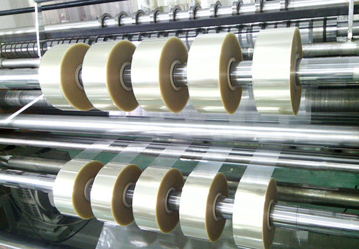 The new film slitting machine doubles the production efficiency